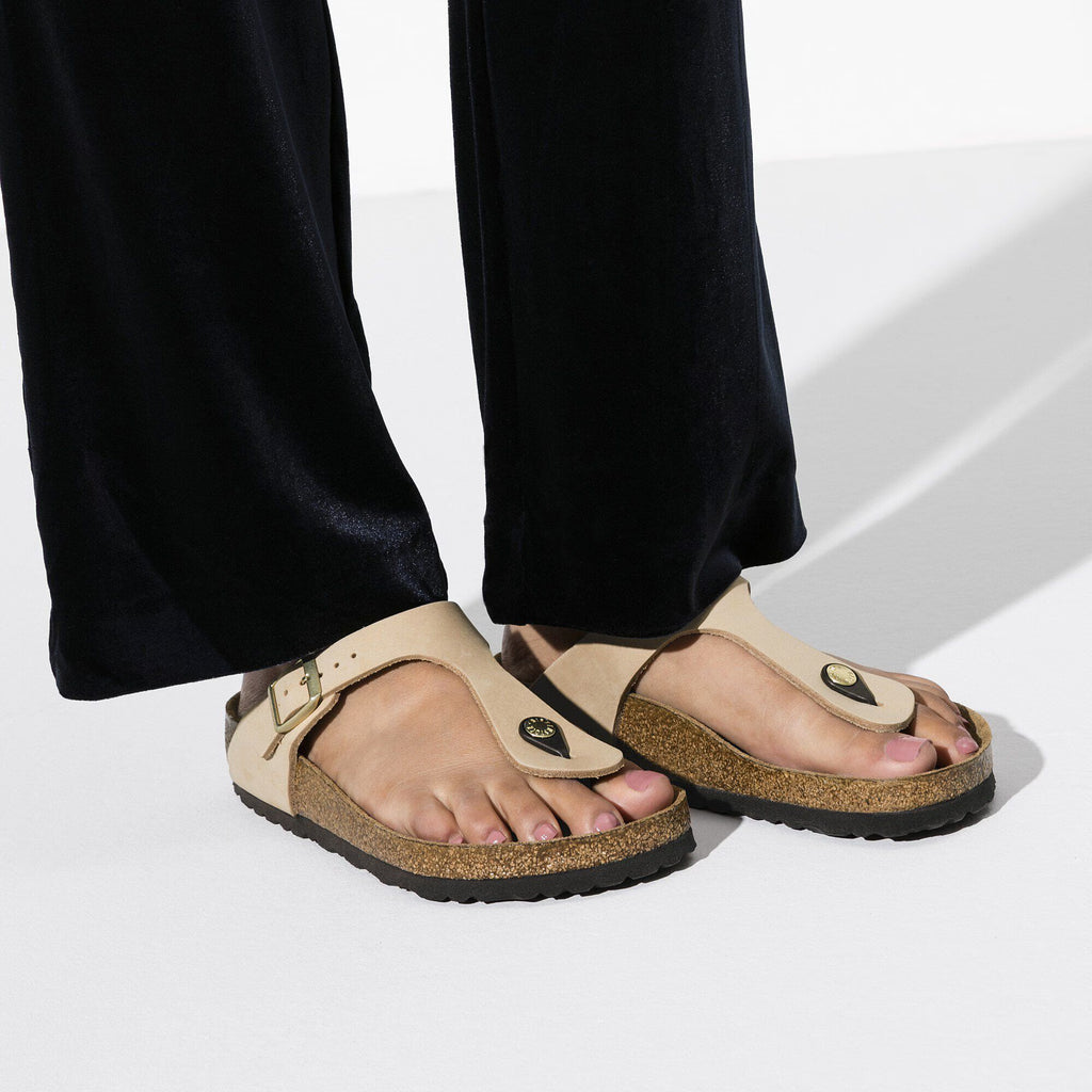Birkenstock Premium Gizeh Lit de pied souple Cuir nubuck - Sandcastle