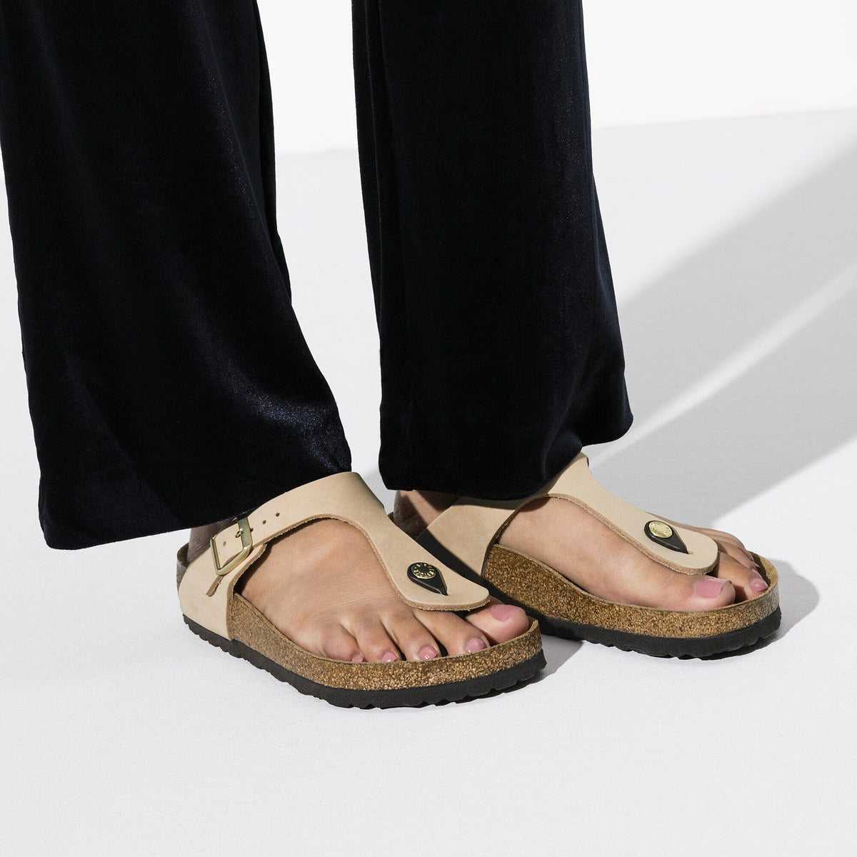 Birkenstock Premium Gizeh Lit de pied souple Cuir nubuck - Sandcastle